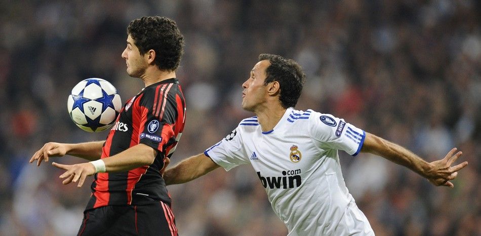  AC米兰主场溃败，球迷高呼教练下课  