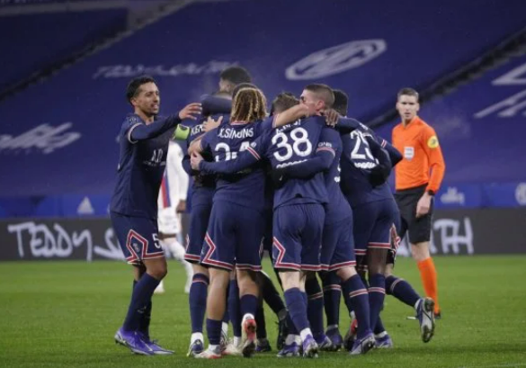  法甲焦点战争议红牌引发舆论风暴  